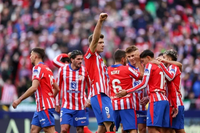 Espagne: l’Atlético renverse Barcelone in extremis et prend seul la tête
