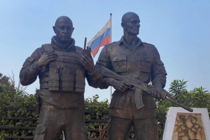 Centrafrique: une statue de l’ex-patron de Wagner Evguéni Prigojine inaugurée à Bangui