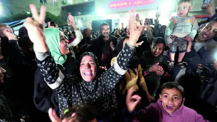 Des milliers de Palestiniens exultent à travers la bande de Gaza à l’annonce d’une trêve