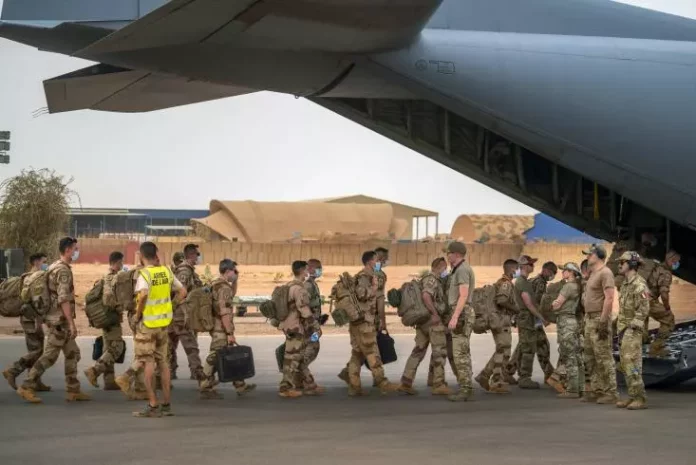 Présence militaire française en Afrique: une réorganisation qui varie selon les pays