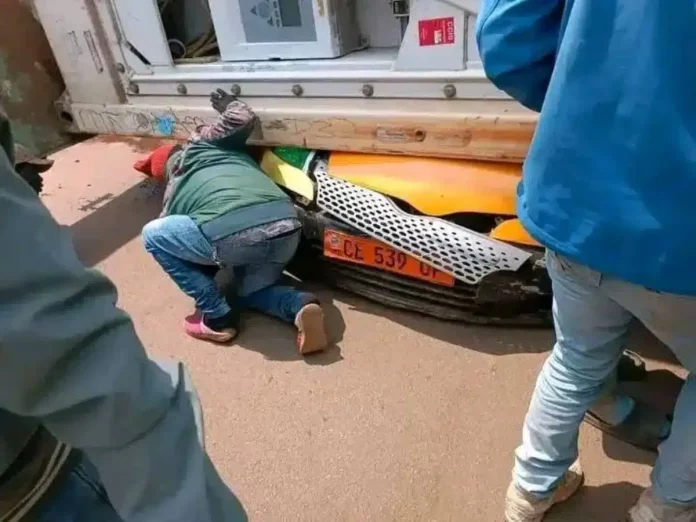 Yaoundé : un conteneur écrase plusieurs passagers dans un taxi
