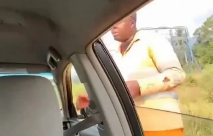 Vidéo choc : Akere Muna met à nu des agents routiers