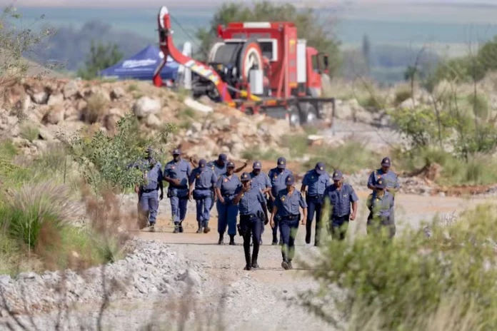 Mine désaffectée en Afrique du Sud: 78 corps extraits en trois jours, les secours touchent à leur fin
