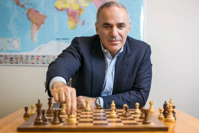 La fin du régime de Poutine dépend de la victoire de l’Ukraine, dit Kasparov