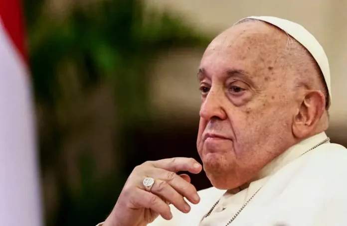 Le pape n’est « pas hors de danger » et restera hospitalisé au moins dix jours
