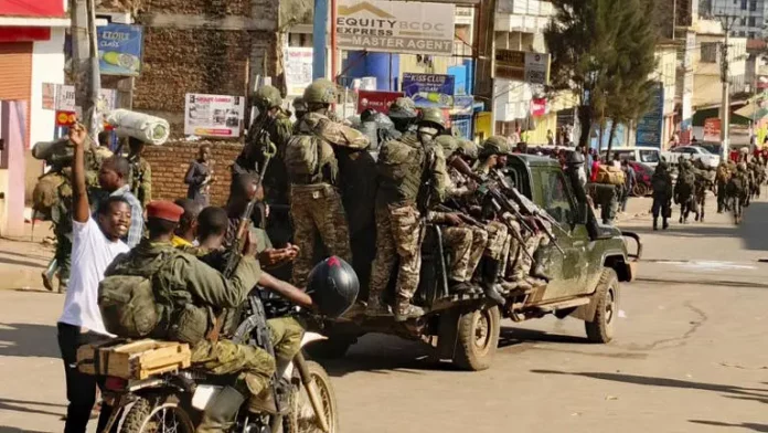 RDC: civils, anciens militaires et policiers, le M23 présente des « recrues »