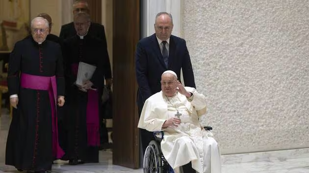 L’état clinique du pape en « légère amélioration » au 7e jour de son hospitalisation
