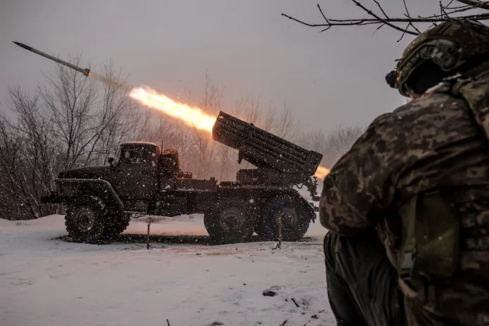 Ukraine: Trump juge « plus facile » de traiter avec la Russie, 4 morts dans de nouvelles frappes
