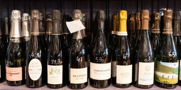 Trump menace de taxer à 200% le champagne et les vins français et européens
