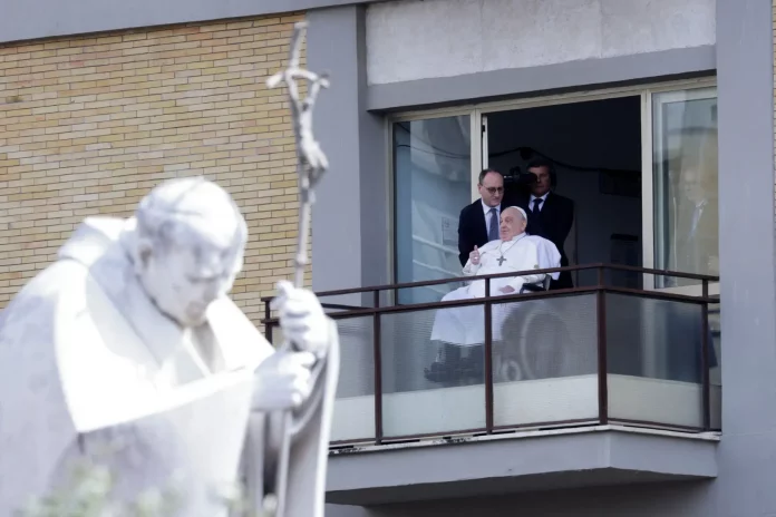 Le pape est rentré au Vatican après plus de cinq semaines à l’hôpital
