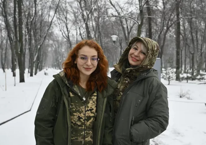 En Ukraine, mères et filles servent « ensemble » sur le front