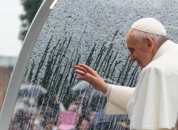 Le pape François reçoit à l’hôpital un gâteau pour ses 12 ans de pontificat