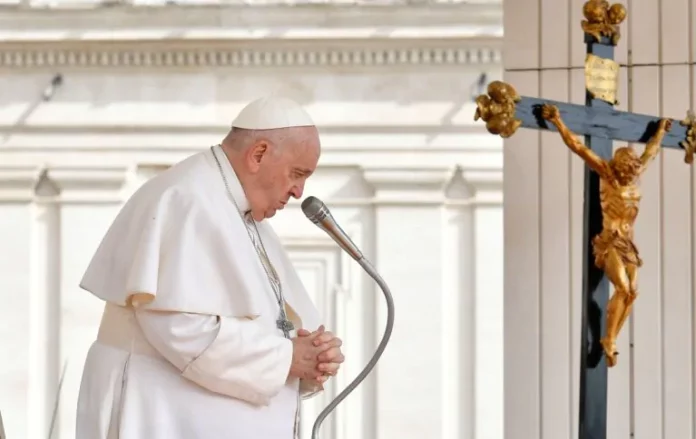 Le pape François dans un état « stable », avec « de légères améliorations »