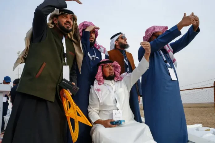 Dans le désert saoudien, à la recherche du croissant de lune du ramadan