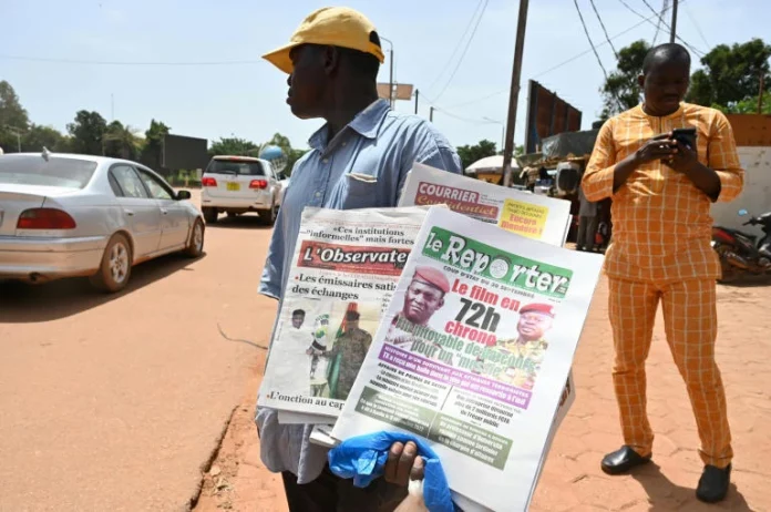 Burkina: trois journalistes arrêtés réapparaissent réquisitionnés au front