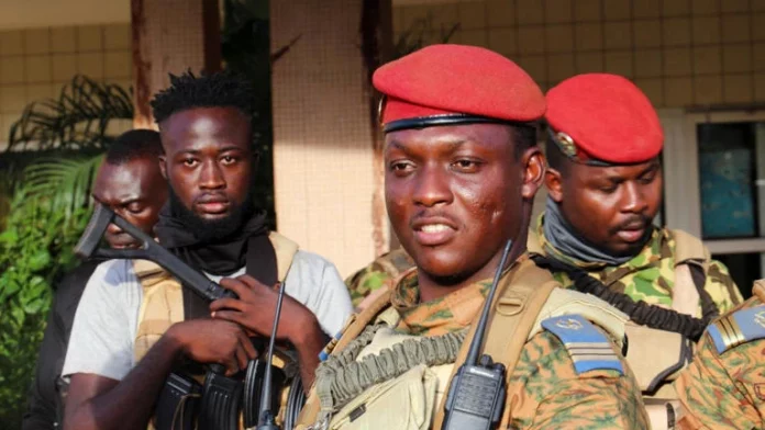 Burkina: le chef de la junte gracie 21 militaires condamnés pour un putsch manqué en 2015