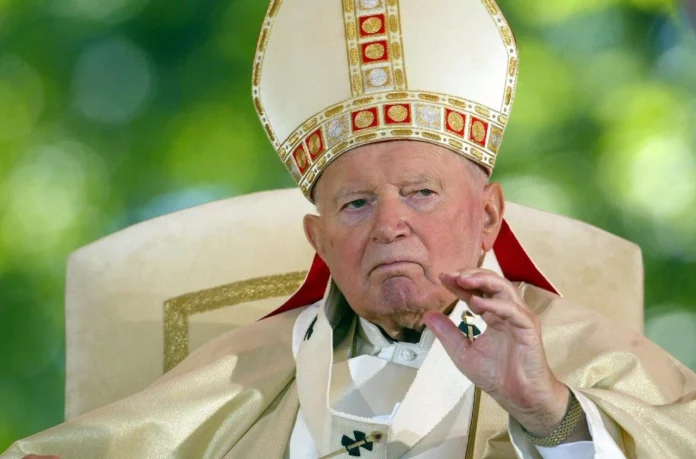 Vingt ans après l’agonie de Jean-Paul II, François au défi de l’image