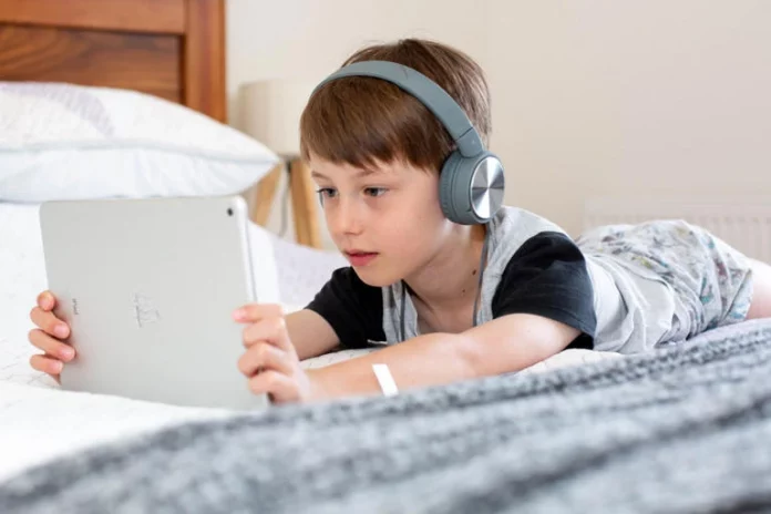 Enfants: des experts demandent à proscrire les écrans, très néfastes, avant six ans