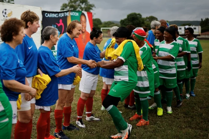 Afrique du Sud: Selfies, joie et larmes à la Coupe du monde des « mamies foot »