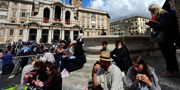 La place Saint-Pierre sous cloche avant les funérailles du pape
