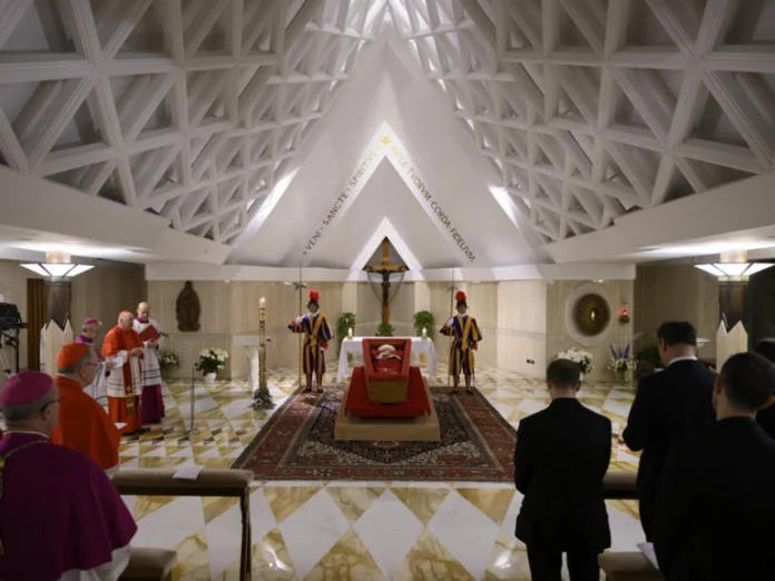 Chefs d’Etat, têtes couronnées et fidèles aux funérailles du pape samedi