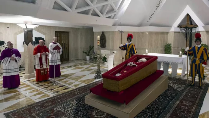 Funérailles du pape: un rituel très solennel, loin de la simplicité de François, selon un théologien