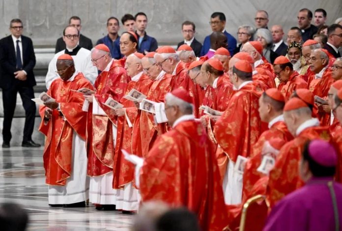 Fumée noire au Vatican, pas de pape après le premier jour du conclave