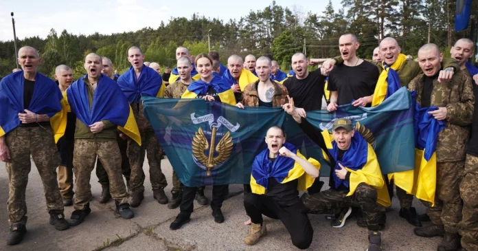 La Russie et l’Ukraine commencent leur échange record de prisonniers, salué par Trump