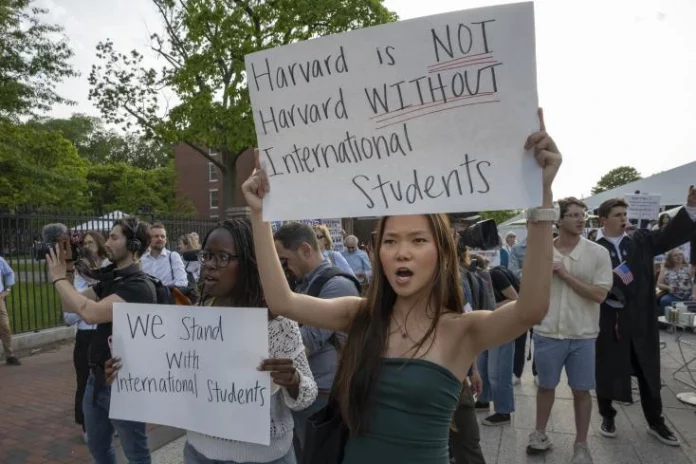Les Etats-Unis vont révoquer des visas d’étudiants chinois, condamnation de Pékin
