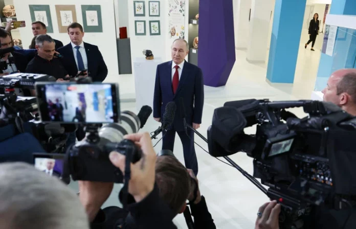 Le Kremlin repousse l’idée d’un sommet entre Zelensky, Poutine et Trump