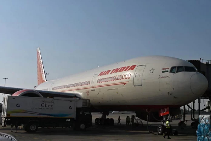 A Gatwick, où l’avion d’Air India aurait dû atterrir, l’anxiété des passagers