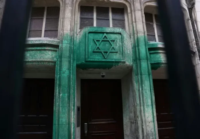 Trois synagogues et le Mémorial de la Shoah à Paris aspergés de peinture verte