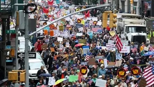 « Pas de rois »: des manifestants anti-Trump mobilisés à travers les Etats-Unis