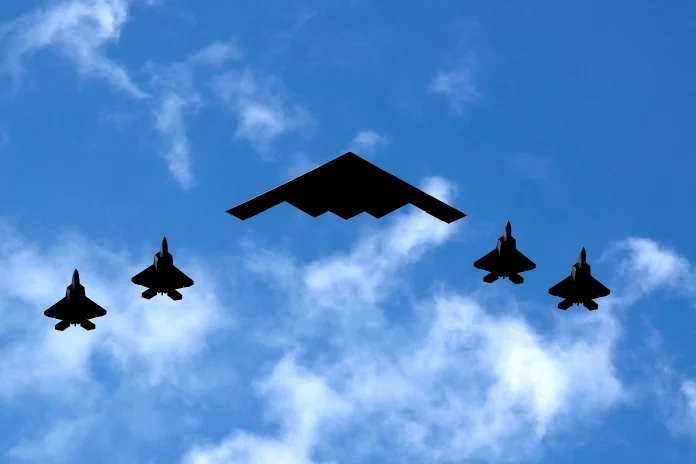 Frappes américaines contre l’Iran: des B-2, des bombes anti-bunker et des leurres