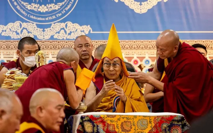 Le Dalaï Lama fête ses 90 ans et laisse entendre qu’il aura un successeur