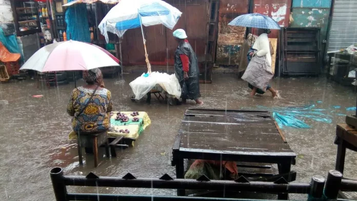 Marché central : Les commerçantes face à la pluie et aux galères