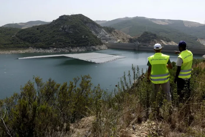Au Maroc, des panneaux solaires flottants pour lutter contre la sécheresse