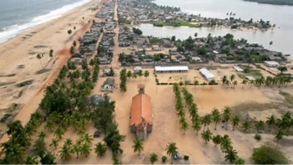 Sur le littoral ivoirien, exhumer ses proches face à la montée des eaux