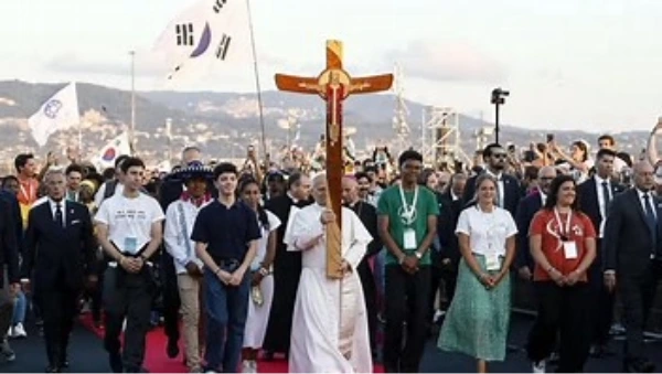 Le pape accueilli en rock star par les jeunes catholiques pour une veillée de Jubilé