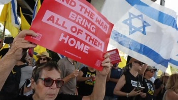 Israël: mobilisation pour les otages à Gaza, le gouvernement discute de la guerre