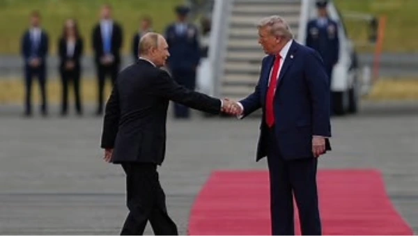 Le sommet entre Trump et Poutine en Alaska a commencé avec une poignée de main historique