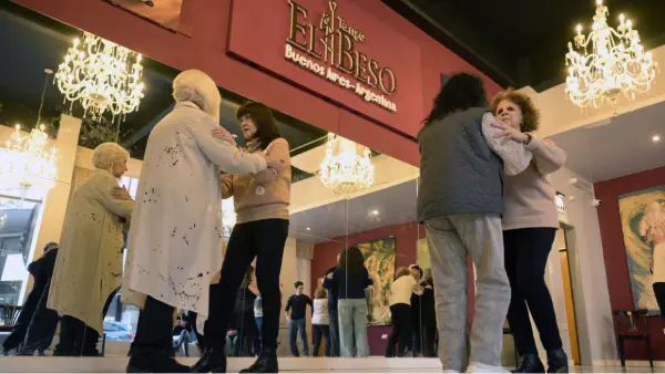 En Argentine, la « tango thérapie » pour mieux supporter la maladie de Parkinson