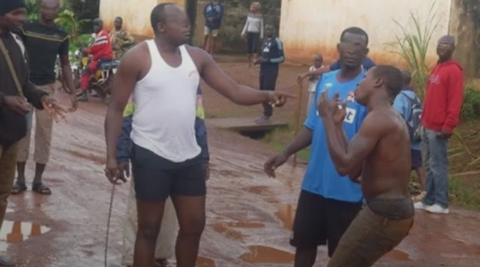 Yaoundé : Deux arracheurs de sacs stoppés par une foule en colère
