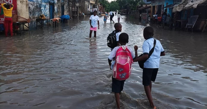 Douala : Une reprise des classes sous la pluie