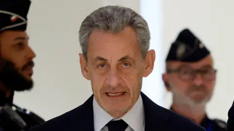 L’ex-président français Nicolas Sarkozy condamné : « Je dormirai en prison la tête haute »