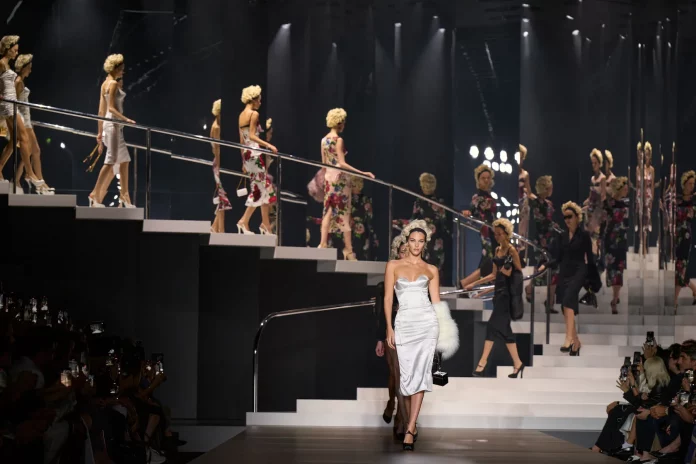 Combinaisons, sel et rayures : les looks phares de la Fashion Week de Milan