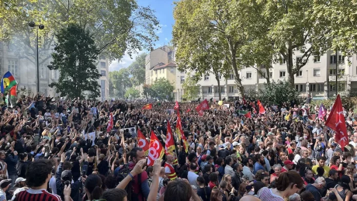 France : des centaines de milliers de personnes dans les rues contre l’austérité
