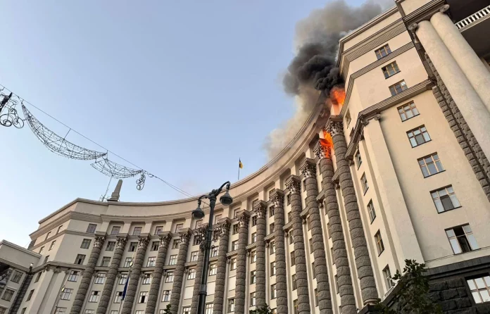 Ukraine: attaque russe record, le siège du gouvernement frappé pour la première fois