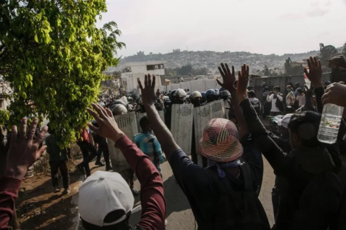 Manifestations à Madagascar: au moins 22 morts selon l’ONU, le président renvoie le gouvernement