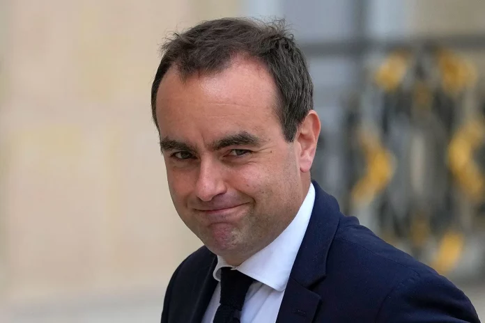 France: le nouveau Premier ministre promet des « ruptures » pour sortir de la crise politique